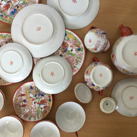 18pcs Vintage Japanese porcelain geisha teapot, creamer, bowl, cups, plates - Picture 10 of 11